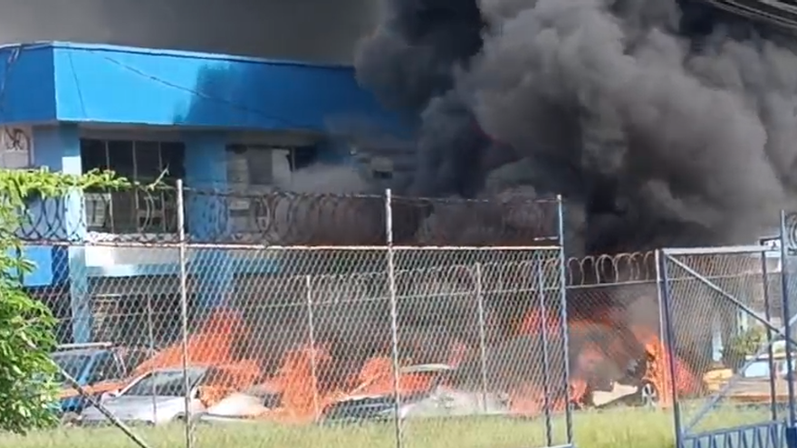 Incendian autos en el aeropuerto de Changuinola
