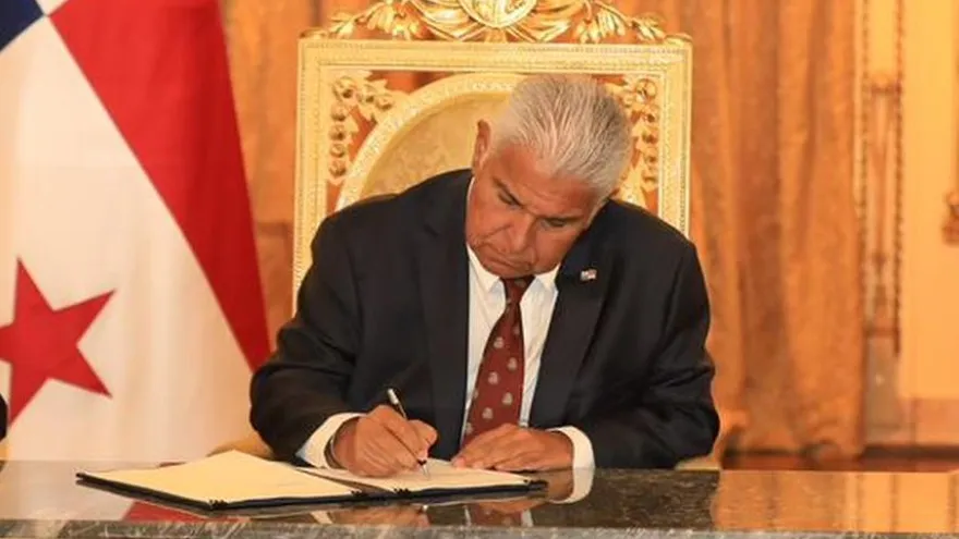 Foto ilustrativa donde el presidente José Raúl  Mulino sanciona una ley.