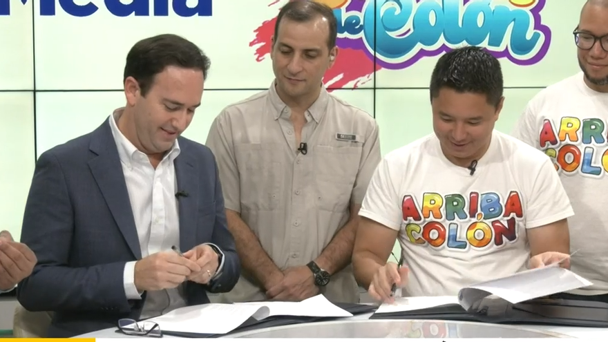 Luis Mouynes, gerente de TVN Media, firma convenio.