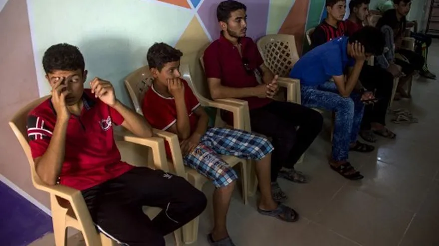 Los jóvenes iraquíes, que fueron separados de sus familias durante los combates entre las fuerzas iraquíes y los yihadistas del grupo Estado Islámicoen la ciudad de Mosul, se ven en la sede de la Terres des Hommes Italia.