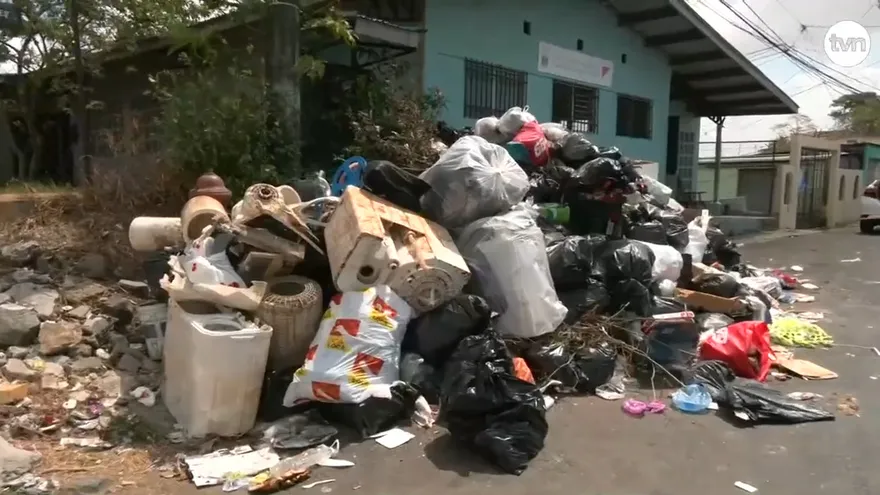 Basura inundan a a los residentes de Amelia Denis de Icaza