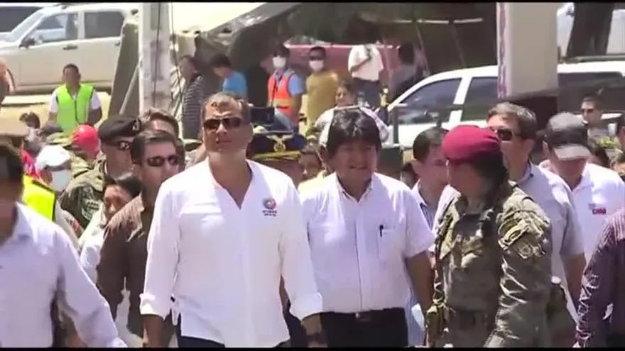 Morales y Correa recorren zona afectada por terremoto en Ecuador
