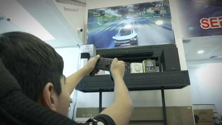 Un niño juega a los videojuegos.