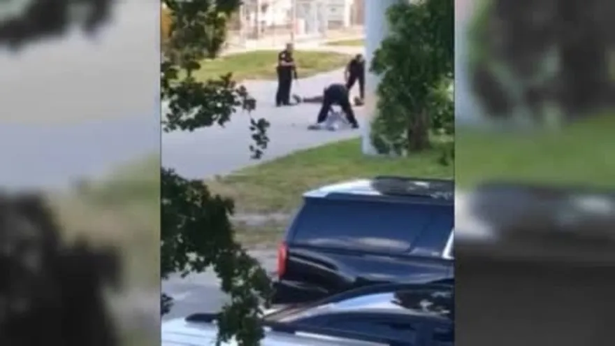 Policía promete transparencia en investigación de disparo a negro desarmado en Florida