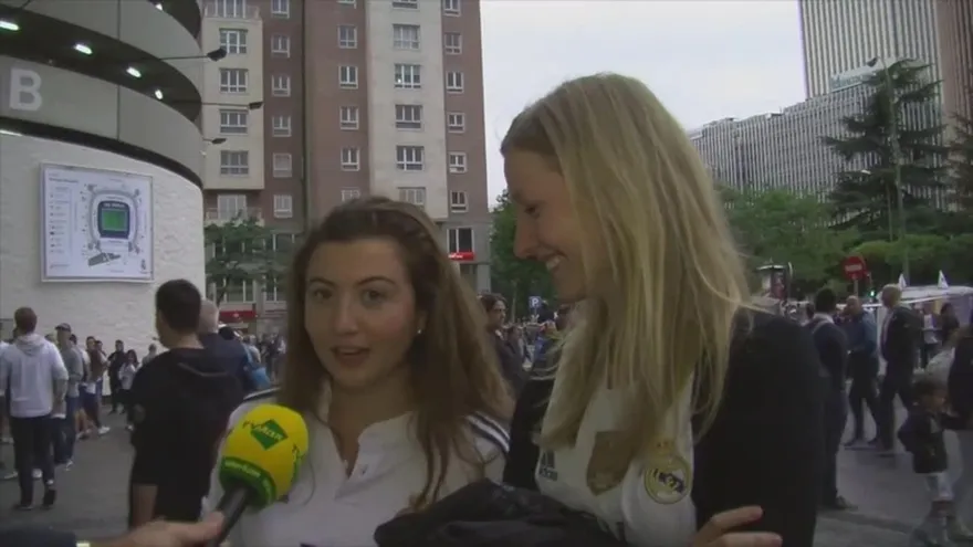 El ambiente de la gente a las afueras del Santiago Bernabeu