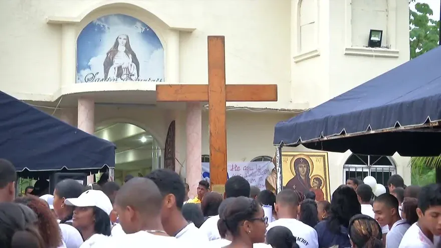 Jóvenes en Colón reciben la Cruz Peregrina