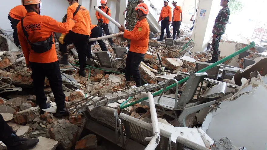Equipo de rescate en medio de escombros tras fuerte terremoto en Indonesia.