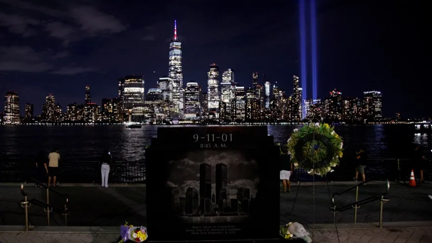 Tributo en luz en conmemoración por el aniversario 25 del 11-S