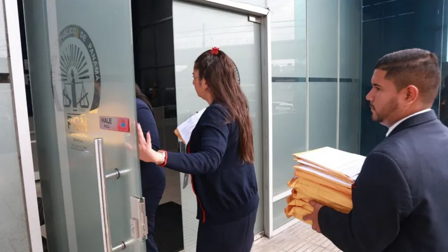 Personal de la Dirección Nacional de Auditoría General entrega los informes al Ministerio Público