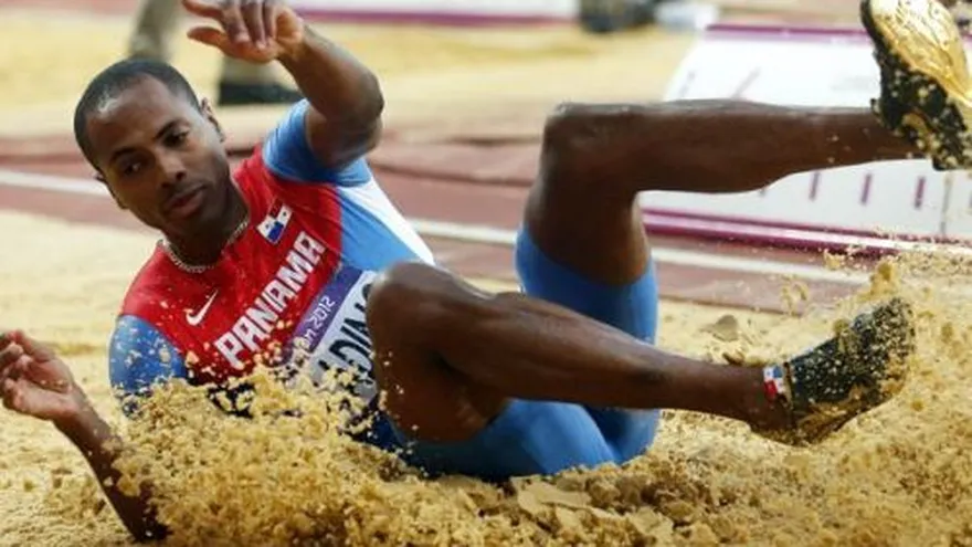 Saladino felicita a su sucesor en el salto largo olímpico