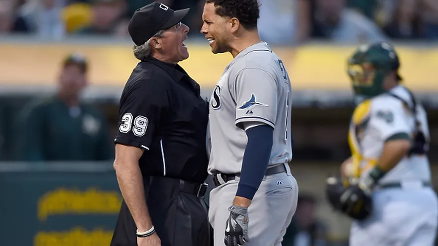 James Loney (d) discute con el árbitro Paul Nauert (i)
