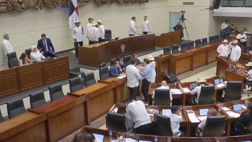 Diputados de Vamos critican el rechazo a los proyectos anticorrupción presentados por el procurador Luis Gómez.