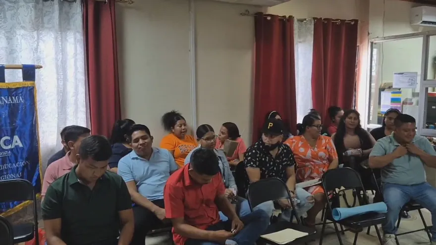 Un grupo de profesionales con licenciatura en docencia de biología se manifestó este lunes 19 de enero frente a la sede del Ministerio de Educación (Meduca) en Changuinola, en rechazo a un resuelto emitido el 1 de diciembre de 2025, el cual establece las normas y afinidades de formación para participar en los concursos de nombramientos docentes.