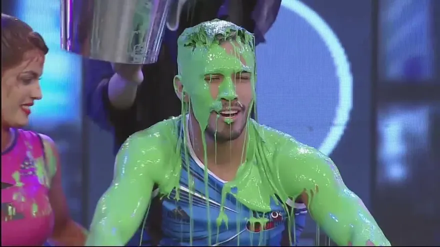 Disfruta de cada baldazo que Anonymous repartió en el Semáforo