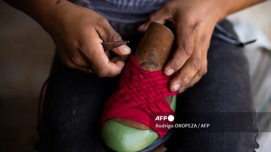 Artesanos mexicanos reclaman a la firma deportiva Adidas