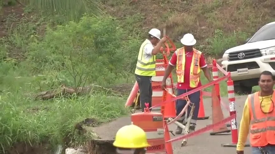 Parte de la vía de acceso en Arraiján colapsa