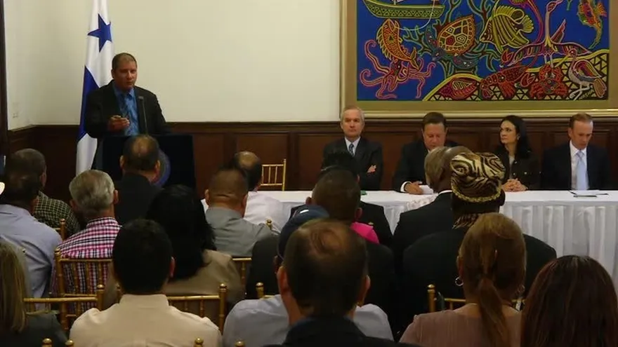 Entregan dinero de la Descentralización