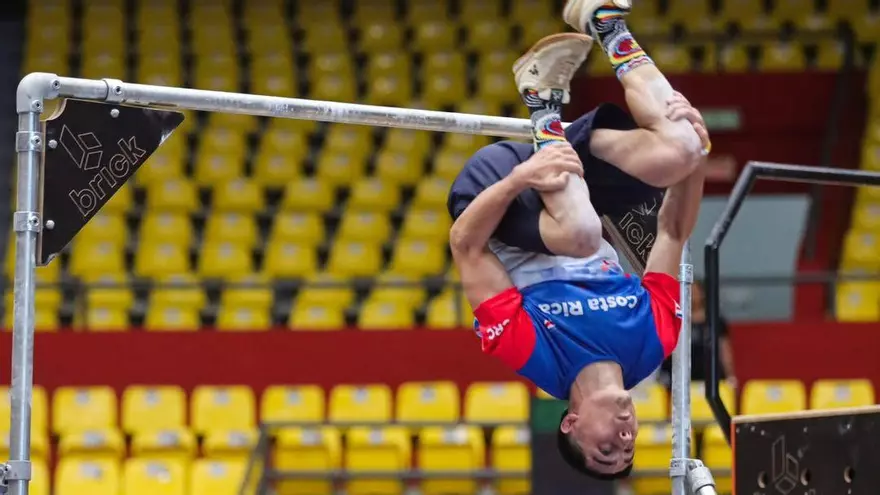 Participante del Abierto Panamericano de Parkour ejecuta su rutina
