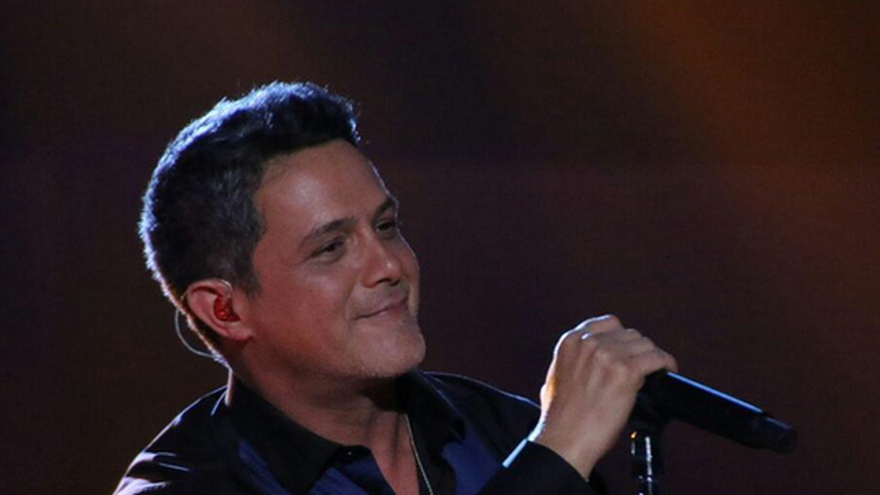 Alejandro Sanz cautiva con su carisma en el festival Cap Roig