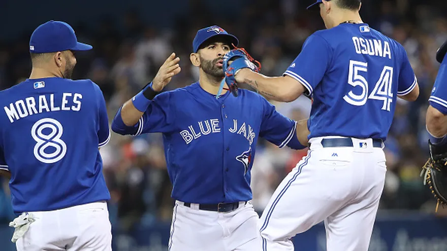 Jugadores de los Azulejos celebran su victoria ante los Rangers