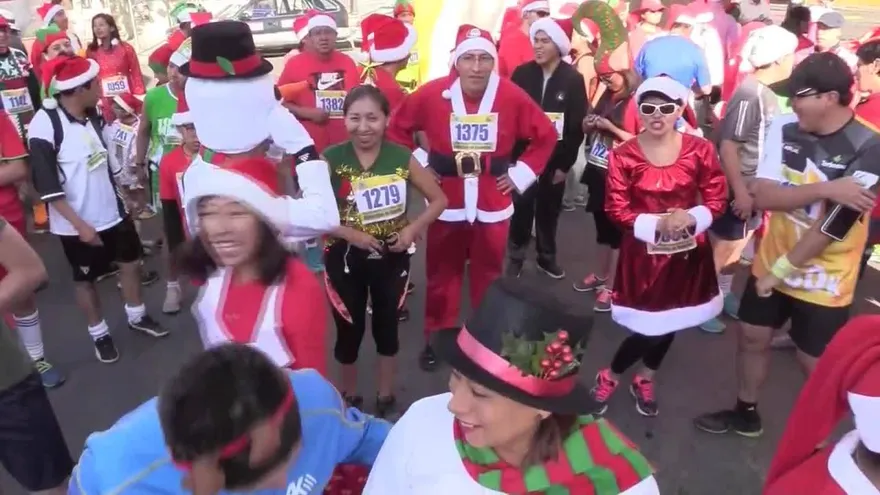 Papás Noel y renos corren para impulsar el espíritu navideño en Bolivia
