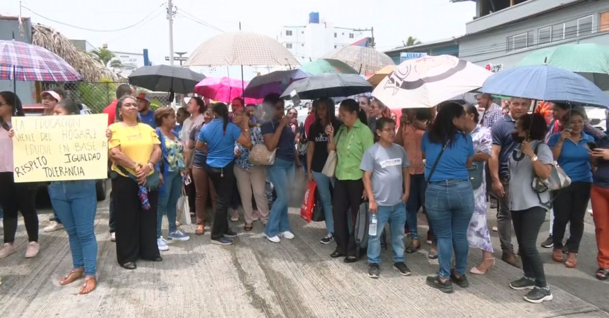 Padres de familia de una escuela en La Chorrera protestan frente al ...