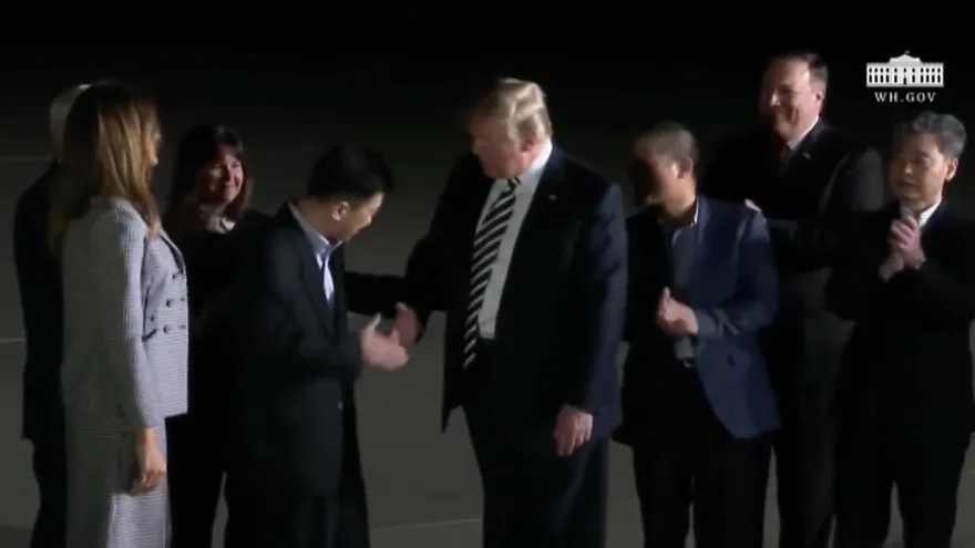 Llegan a Washington los tres estadounidenses liberados por Corea del Norte