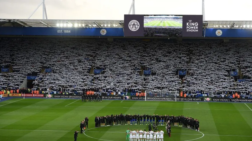 Hinchas del Leicester rinden nuevo homenaje a su presidente fallecido