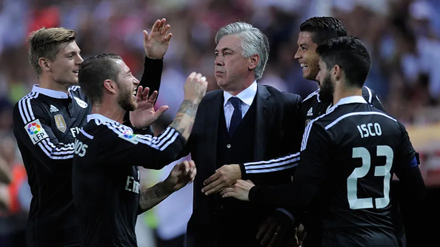 Los jugadores celebran con Ancelotti.
