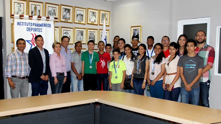 Los esgrimistas visitaron las oficinas de Pandeportes