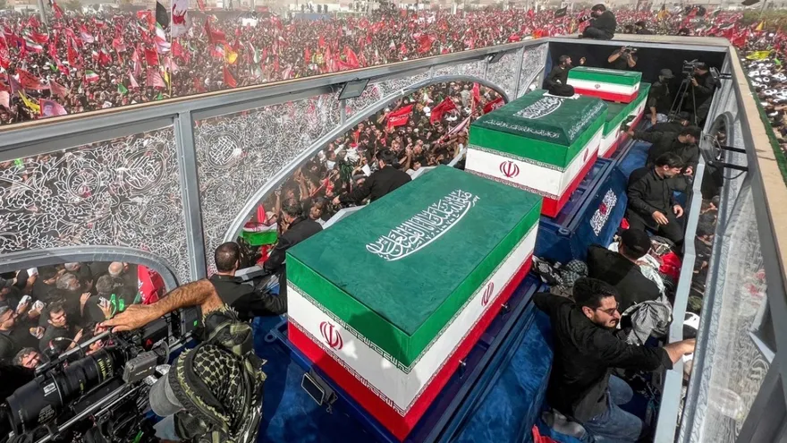 Los restos del exlíder iraní Jamenei llegan a Irak para procesión por santuarios chiitas