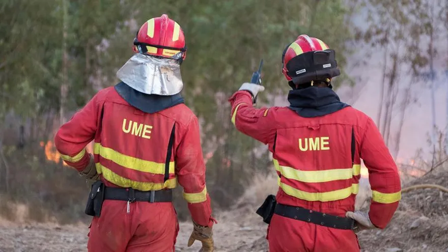 Dos miembros de la UME trabajan en el incendio de la localidad de Almonaster la Real, en Huelva