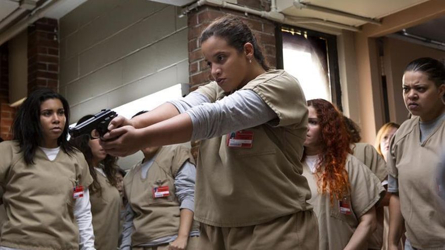 Fotograma cedido en donde aparece la actriz dominicana-estadounidense Dascha Polanco (delante), en el papel de Dayanara Díaz, de la la serie "Orange Is The New Black".