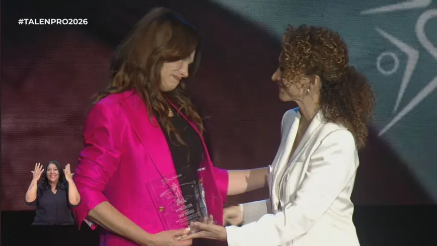 Patricia De León recibe el reconocimiento de manos de Erika Ender