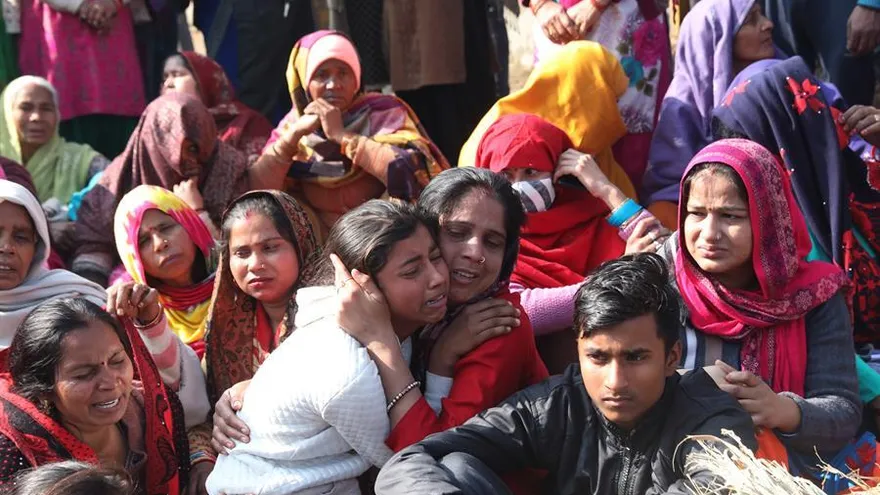 Personas lloran la muerte de algunos de sus familiares en el derrumbe
