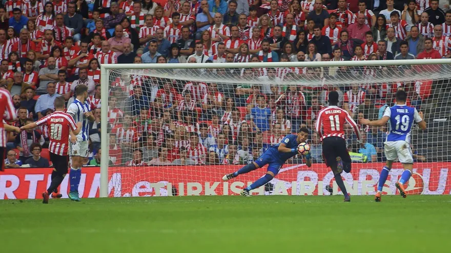 Acción del partido entre el  Athletic Bilbao y la Real Sociedad