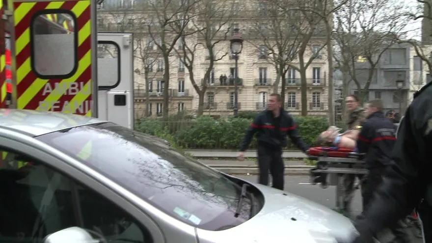 Atentado terrorista contra semanario francés deja 12 muertos