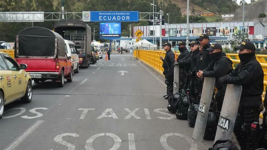 Fuerzas policiales colombianas montan guardia para impedir el paso de migrantes venezolanos, este martes en el Puente Internacional de Rumichaca, frontera entre Colombia y Ecuador