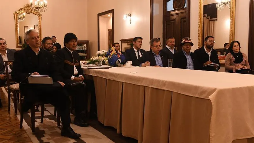 Fotografía cedida por la Agencia Boliviana de Información (ABI) que muestra al presidente de Bolivia, Evo Morales (c-i), hoy, jueves 22 de marzo de 2018, en La Paz (Bolivia).