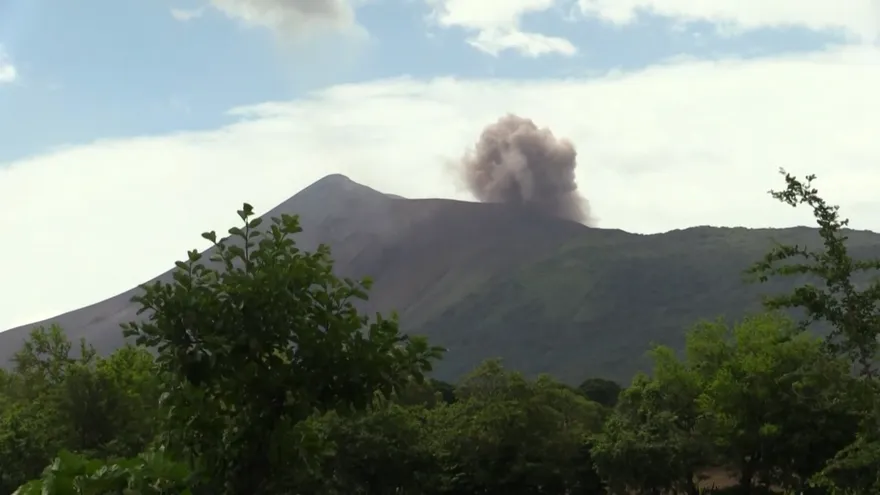 Volcán Telica lanza enormes explosiones de gases y cenizas en Nicaragua