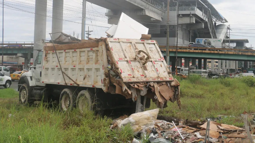 Policía sorprende a conductor botando basura en lote baldío