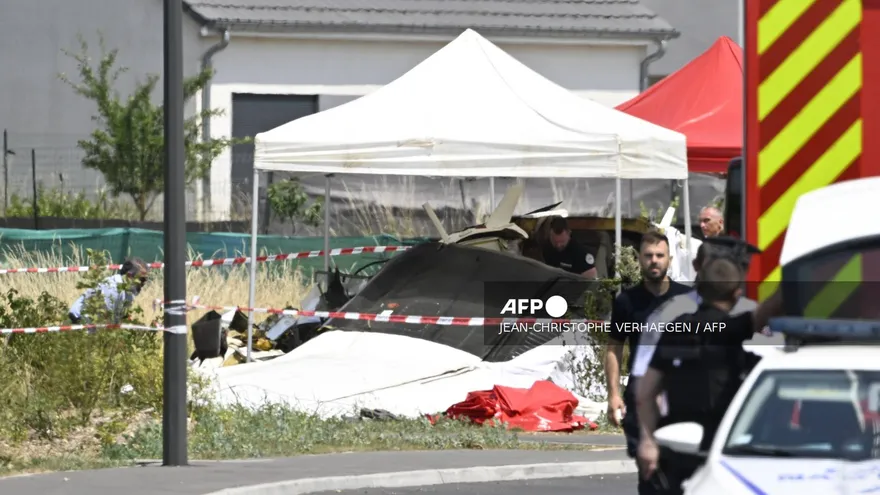 Un avión civil que transportaba paracaidistas en su vuelo de bautismo se estrelló este domingo cerca de la localidad francesa de Tomblaine y causó la muerte de las 11 personas a bordo, informaron las autoridades locales.