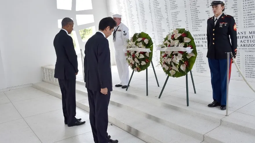 Obama y Abe homenajean a las víctimas de Pearl Harbor.