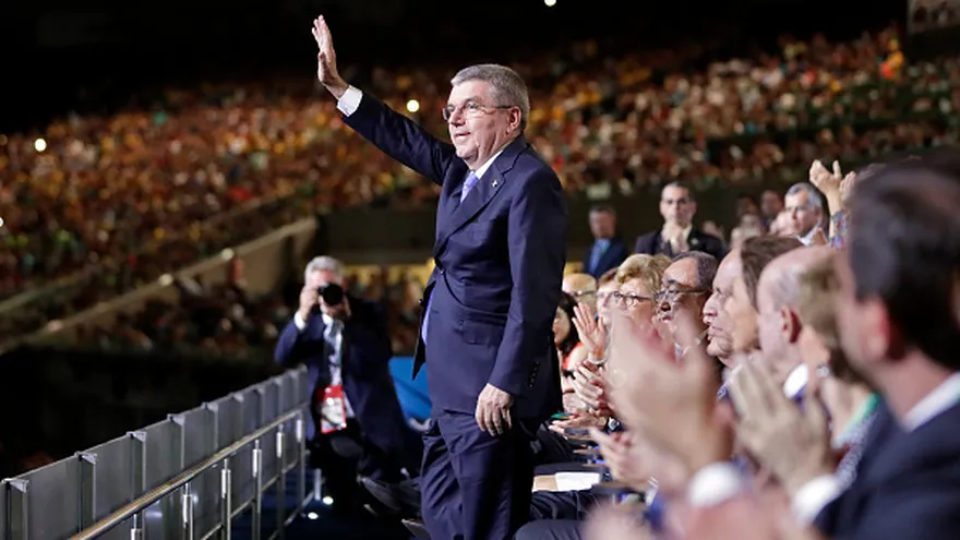 Thomas Bach, presidente del COI, saluda al público en el Maracaná
