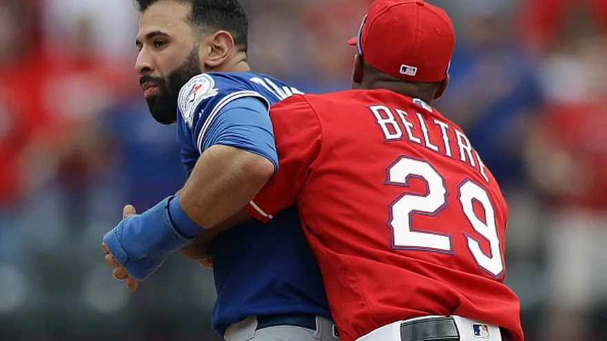 Odor propina derechazo a Bautista en juego entre Toronto y Texas