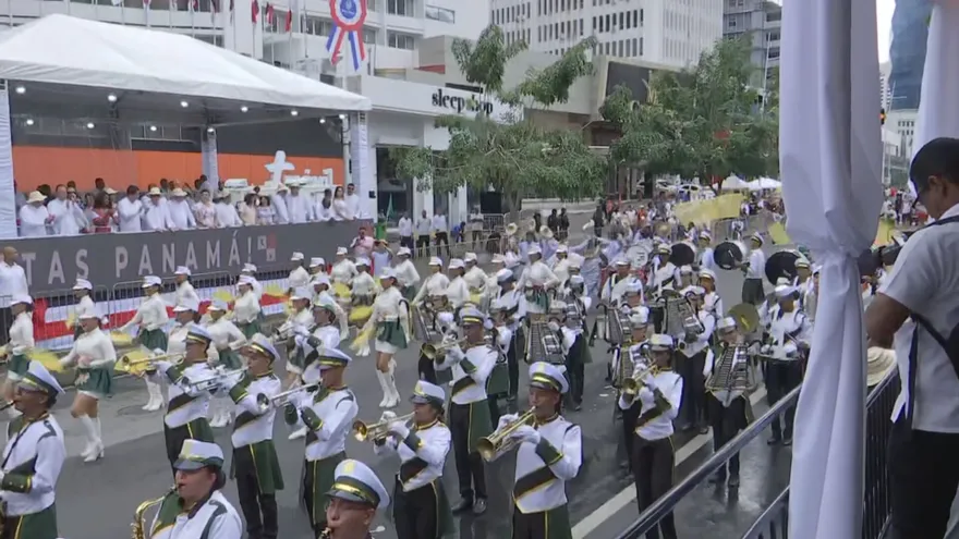 Desfiles del 4 de noviembre en la vía España.