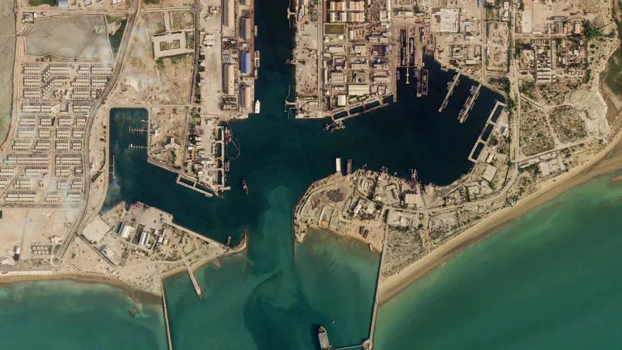 Vista satelital de barcos por el estrecho de Ormuz