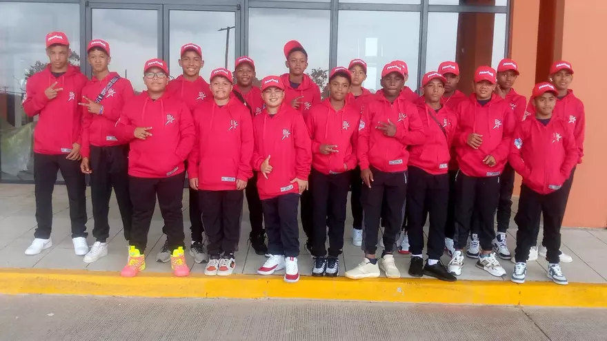 Jugadores de la Selección de Béisbol U12 de Panamá afuera del Aeropuerto Internacional de Tocumen