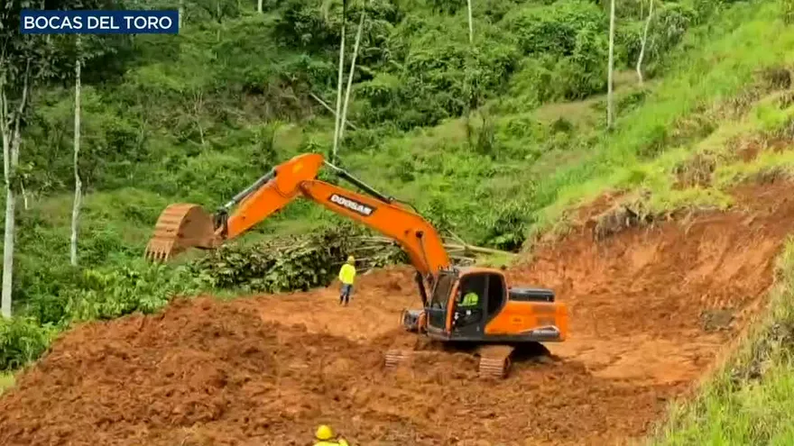 MOP trabaja en la reparación de vía colapsada en Bocas del Toro