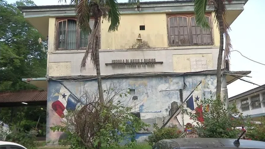 Colegio Artes y Oficio permanece cerrado por malas condiciones